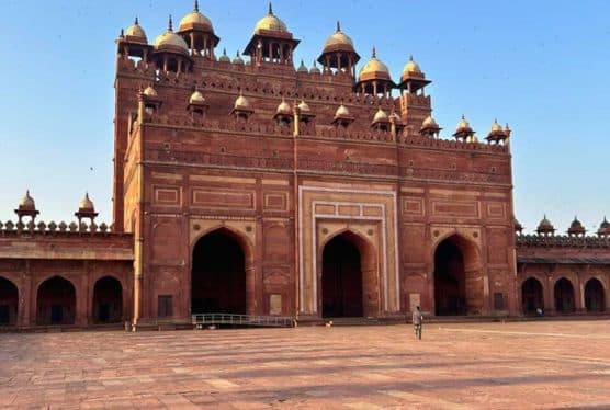 Fatehpur Sikri Tour From Agra - Fort entrance