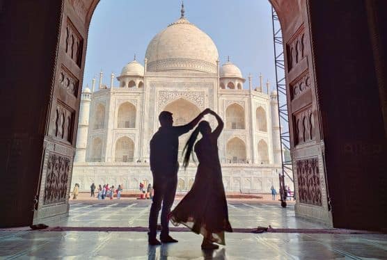 Taj Mahal Sunrise Tour from Delhi - Taj Mahal Agra - Couple Dance