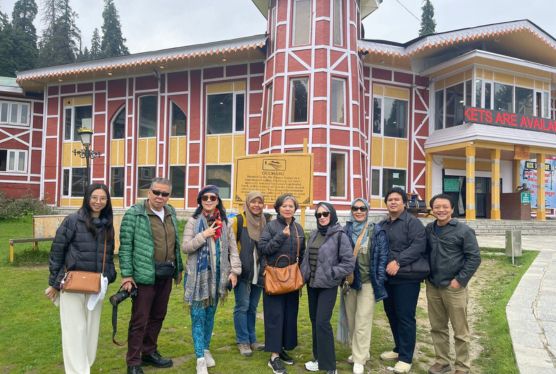 6 Days 5 Nights Kashmir Tour Packages - Guests Photo Kashmir