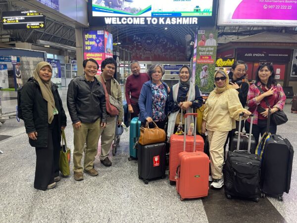 Delhi Agra Jaipur Kashmir Tour Package 8 Days